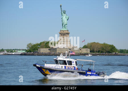 NYPD Polizeiboot auf Patrouille vor der Freiheitsstatue in New York Harbor Stockfoto