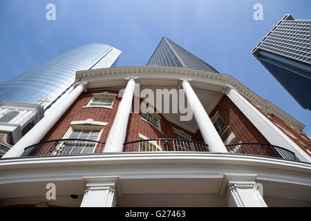 Himmelwärts Blick auf Elizabeth Ann Seton Haus an einem sonnigen Tag in New York City. Stockfoto