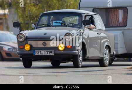 ALTENTREPTOW / Deutschland - 1. Mai 2016: Deutsche Trabant Auto fährt auf einer Straße bei Oldtimer-Show am 1. Mai 2016 in Altentreptow, Ger Stockfoto