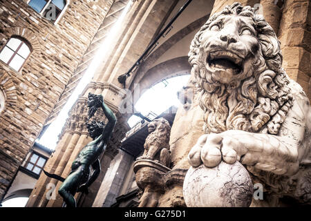 Löwen an der Loggia dei Lanzi auf der Piazza della Signoria in Florenz Stockfoto