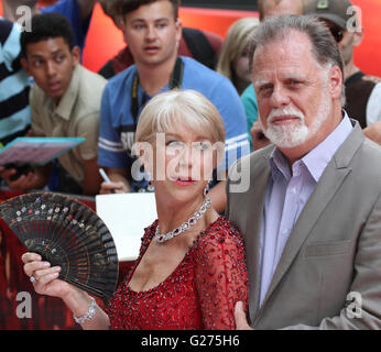 London, UK, 22. Juli 2013. Dame Helen Mirren und Taylor Hackford besuchen die Europäische Premiere von Red 2 bei Empire Leicester Square Stockfoto