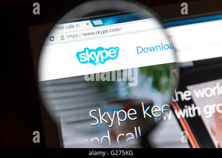 Skype-Webseite unter einem Vergrößerungsglas. Skype ist eine Anwendung, die video-Chat und v Stockfoto