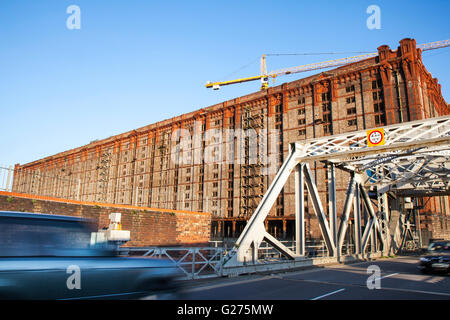 Verlassene 1901 Ruinen von Hafengebäuden in den Liverpool Docklands, die auf die geplante Sanierung warten. Das historische Wahrzeichen des Stanley Dock Tobacco Warehouse ist ein denkmalgeschütztes Gebäude der Klasse II und das größte rote Backsteinlager der Welt. Das Tabaklager soll die £130m. Zweite Phase der Sanierung des Stanley Docks sein und Apartments, einen zentralen Innenhof und Geschäfte umfassen. Stockfoto