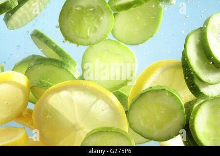 Detox infundiert Wasser mit Gurke und Kalk Stockfoto