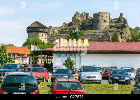 Billa Supermarkt im Hintergrund Schloss Filakovo, Tschechische Republik, Europa Stockfoto