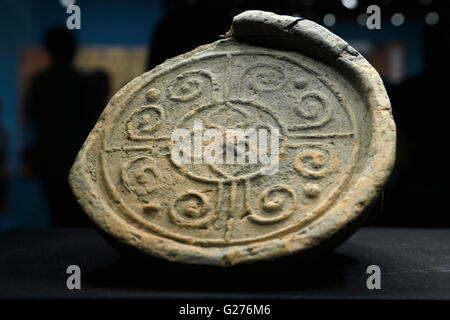 Eine Traufe-Kachel aus dem Grab auf dem Friedhof von Haihunhou (Marquis von Haihun) ausgegraben. Beijing Capital Museum. Stockfoto