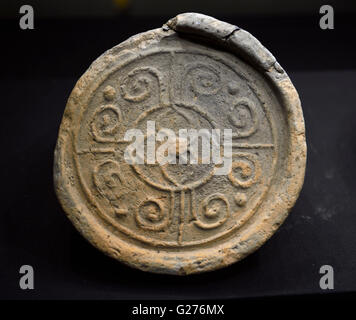 Eine Traufe-Kachel aus dem Grab auf dem Friedhof von Haihunhou (Marquis von Haihun) ausgegraben. Beijing Capital Museum. Stockfoto