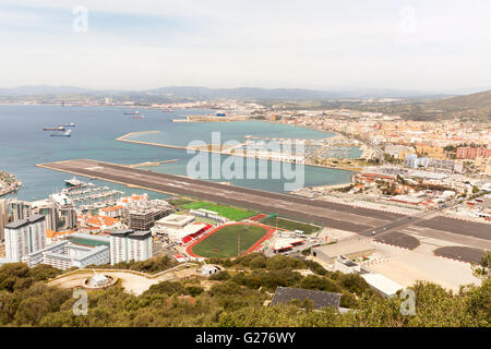 Blick auf Gibraltar und Gibraltar Flughafen aus dem Felsen von Gibraltar, Gibraltar, Europa Stockfoto