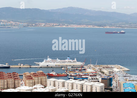 Ein Kreuzfahrtschiff im Hafen, gesehen aus dem Felsen von Gibraltar, Gibraltar Europa Stockfoto