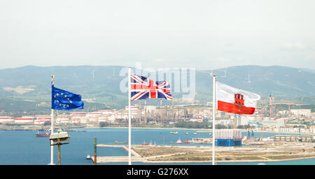 Flaggen der EU, des Vereinigten Königreichs und Gibraltar fliegen auf den Felsen von Gibraltar, Gibraltar, Europa Stockfoto