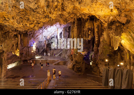 Touristen im großen Saal, St. Michaels Höhle, Gibraltar Europa Stockfoto