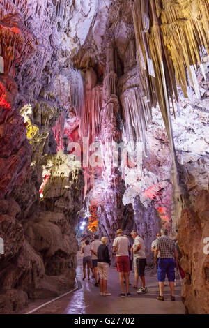 Touristen in St. Michaels Höhle, Gibraltar Europa Stockfoto