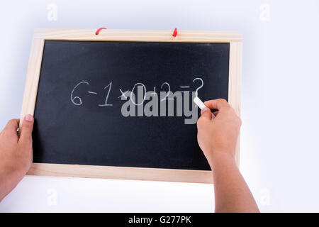 Handschrift eines mathematischen Problems an Bord mit der Kreide Stockfoto