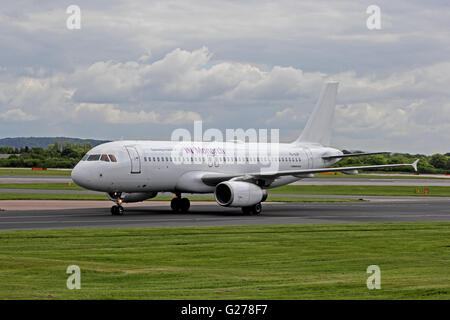 SmartLynx Liner Airbus A320, Monarch Airlines, Rollen am Manchester International Airport in Betrieb Stockfoto