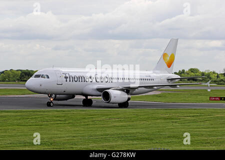 Avion Express Airbus A320-233 Verkehrsflugzeug in Thomas Cook Livree des Rollens am Manchester International Airport Stockfoto