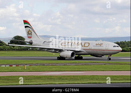 Etihad Airlines Airbus A330-243-Verkehrsflugzeug des Rollens am Manchester International Airport Stockfoto