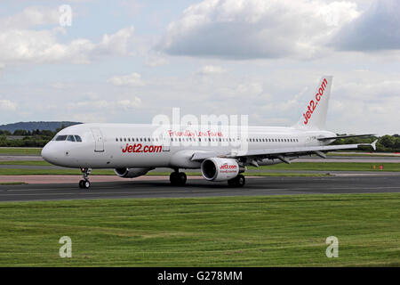 Jet2-Airbus A321-211-Verkehrsflugzeug des Rollens am Manchester International Airport Stockfoto