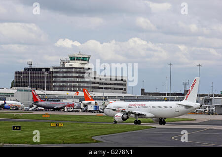 Jet2 Airbus A321-211 Flugzeug nähert sich terminal am Manchester International Airport Stockfoto