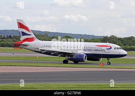 British Airways Airbus A319-131-Verkehrsflugzeug des Rollens am Manchester International Airport Stockfoto