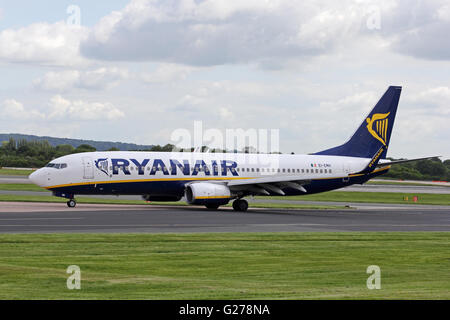 Ryanair Boeing 737-8AS Verkehrsflugzeug des Rollens am Manchester International Airport Stockfoto