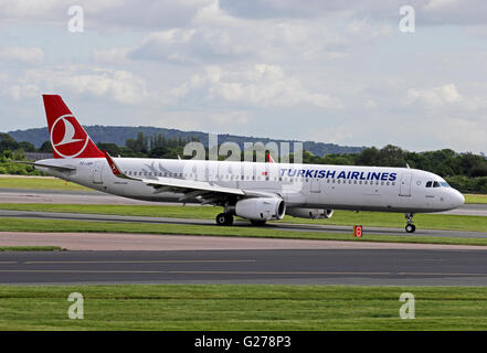 Turkish Airlines Airbus A321 Flugzeug Rollen am Manchester International Airport. Stockfoto