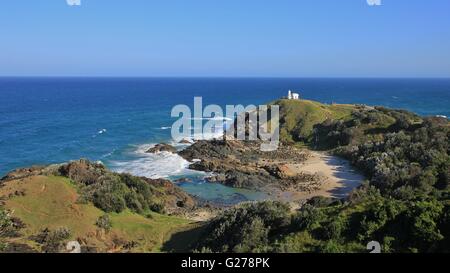 Pazifikküste in Port Macquarie, Australien. Blaues Wasser, Bucht und Leuchtturm auf einem Hügel. Heften Point Lighthouse. Stockfoto