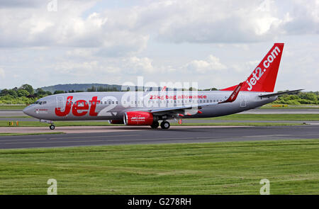 Jet2 Boeing 737 - 85P-Verkehrsflugzeug des Rollens am Manchester International Airport Stockfoto