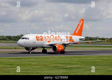 EasyJet Airbus A319-111-Verkehrsflugzeug des Rollens am Manchester International Airport Stockfoto