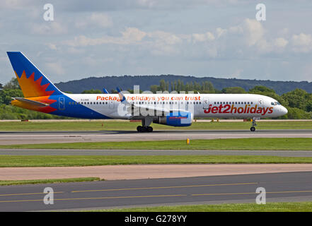 Jet2 Boeing 757-23A Verkehrsflugzeug des Rollens am Manchester International Airport Stockfoto