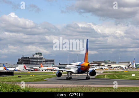 Jet2 Boeing 757-234-Verkehrsflugzeug taxis in Terminal am Manchester International Airport Stockfoto