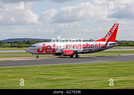 Jet2 Boeing 737-330-Verkehrsflugzeug des Rollens am Manchester International Airport Stockfoto