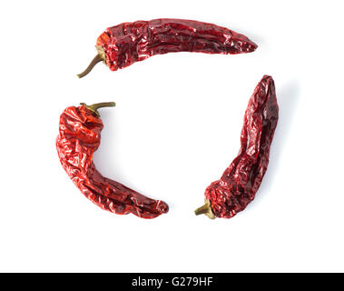 Getrocknete Chilischoten in einem Kreis angeordnet werden auch genutzt, das recycling-Symbol darzustellen. Stockfoto