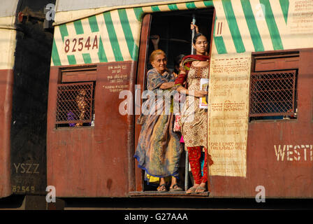 Indien-Mumbai-Bombay Pendler in überfüllten s-Bahn der westlichen Eisenbahnen in Bandra Station, besondere Frauen Fach / INDIEN Bombay Mumbai Das Wirtschaftszentrum Und Finanzzentrum Indiens, Zugmitte in Überfuellten S-Bahn Zuegen der Western Railways in Bandra, Frauenabteil Stockfoto