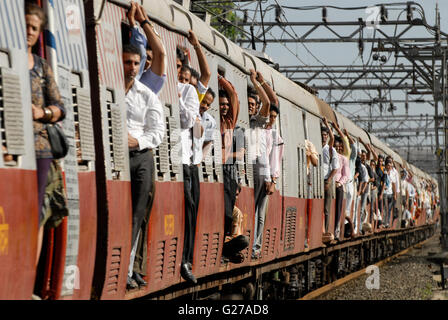 Indien Mumbai Bombay, Fußgänger überqueren einer geschlossenen Bahn Barriere der Stadt Zug der Linie der westlichen Eisenbahnen, tägliche Menge Unordnung Stockfoto