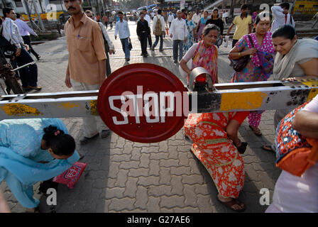 Indien Mumbai Bombay, Fußgänger überqueren einer geschlossenen Bahn Barriere der Stadt Zug der Linie der westlichen Eisenbahnen, tägliche Menge Unordnung Stockfoto