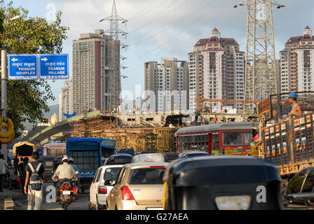 Indien Mumbai, vorort Kandivli, starker Verkehr während der Rush Hour, den Bau der Überführung für City Highway, Appartement Gebäude Stockfoto