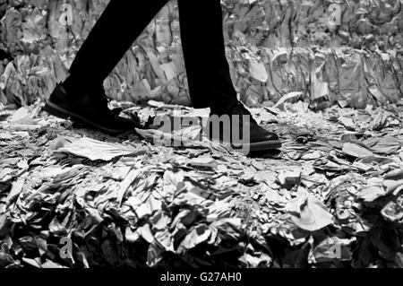 Mann zu Fuß auf Blätter Stockfoto