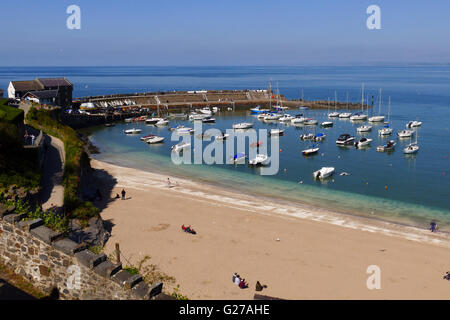 Der Hafen und Strand in New Quay, Ceredigion, Wales Stockfoto