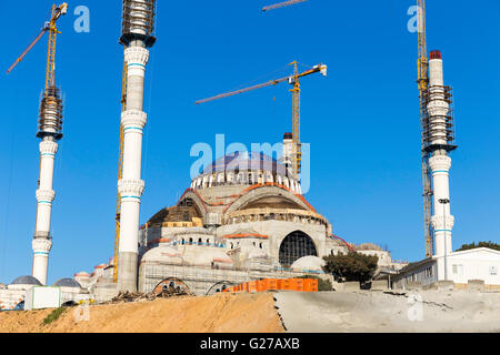 Neue Camlica Moschee Closeup Camlica Cami in türkischer Sprache. Camlica Moschee befindet sich noch im Aufbau. Stockfoto