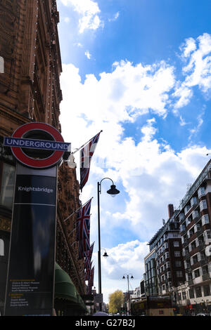 London Knightsbridge u-Bahn u-Bahn Tube Station anmelden von von Harrods Stockfoto