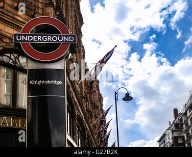 London Knightsbridge u-Bahn u-Bahn Tube Station anmelden von von Harrods Stockfoto