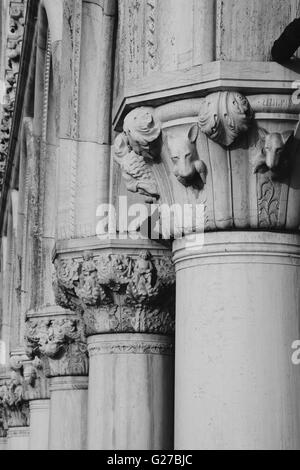 Die Kolonnade am Dogenpalast in Venedig, Italien Stockfoto