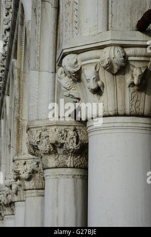 Die Kolonnade am Dogenpalast in Venedig, Italien Stockfoto