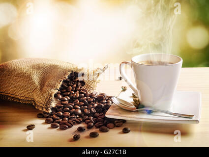 Tasse Kaffee auf weißem Holz und Grün Natur Hintergrund erhöht, Ansicht Stockfoto