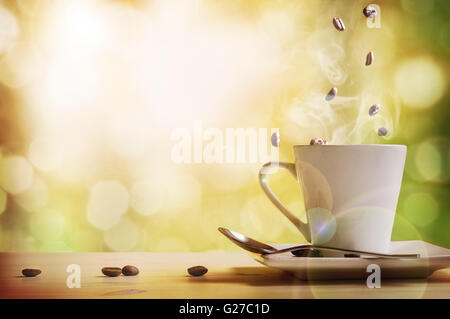 Tasse Kaffee auf weißem Holz und Grün Natur Hintergrund Vorderansicht Stockfoto