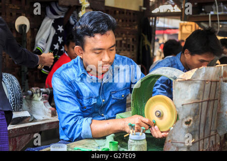 Junge Handwerker vor Ort arbeiten beim Polieren jade mit einem Rad auf dem Jademarkt, Mandalay, Myanmar (Burma) Stockfoto