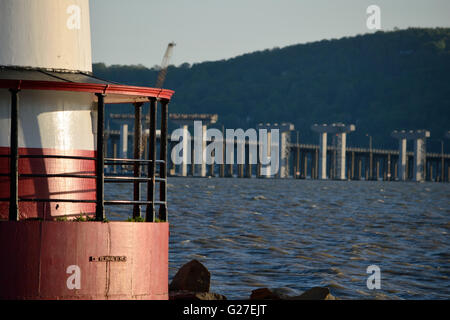 Tarrytown Leuchtturm mit dem Neubau der Tappan Zee Bridge in Aussicht. Stockfoto