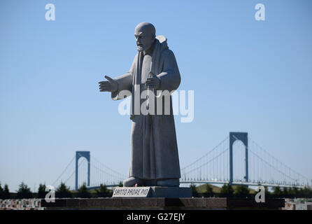 Statue von Santo Padre Pio vor der Whitestone Bridge in Saint Raymond es Friedhof. Stockfoto