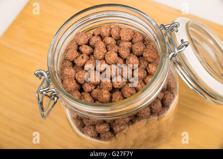 Aromatisierte Schokolade Müsli Kugeln im Weckglas Stockfoto