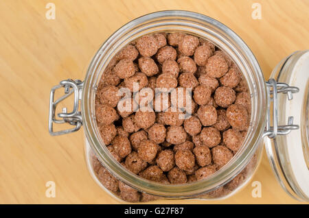 Aromatisierte Schokolade Müsli Kugeln im Weckglas Stockfoto